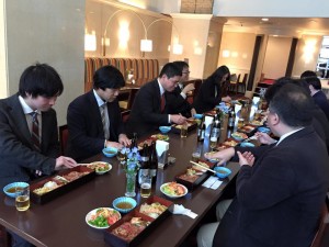 ライジングサンコーポレーション入社式美味しいみんなと食事